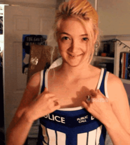 当美女掀开衣服那一瞬间你们看见了什么?