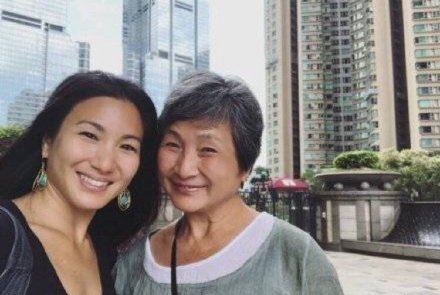 郑佩佩女儿原子惠与外籍老公mehdi在香港举行婚礼,看到女儿出嫁的郑