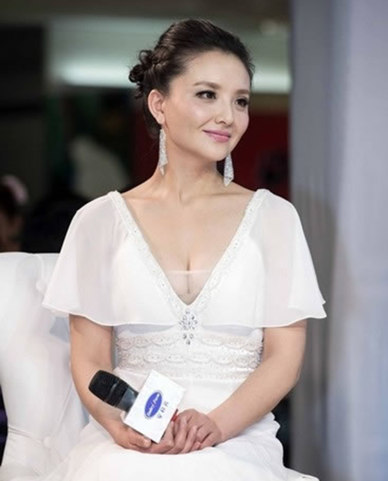 孙茜出席活动,白色礼服领口仅一层纱遮羞,网友:风韵依旧犹存!