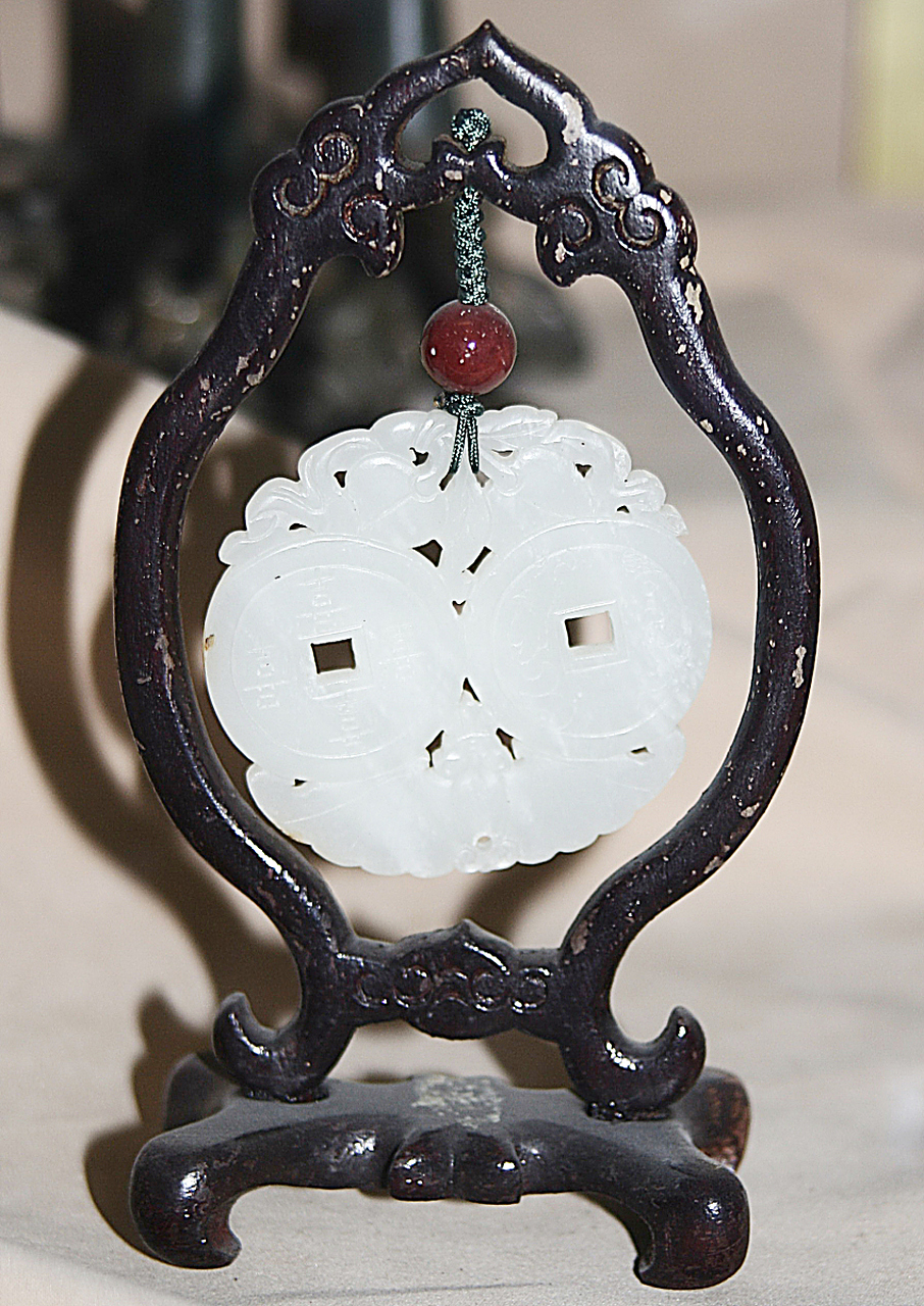 在古代社会中,玉佩被视为一种神秘而神圣的护身符,被赋予了丰富的象征