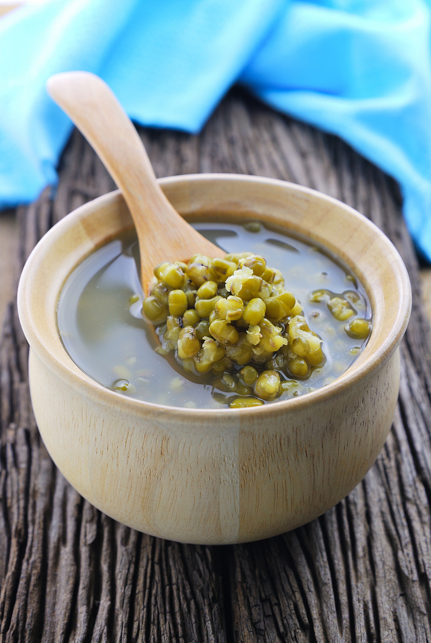 熬绿豆汤的正确方法包括晒干绿豆表面水分,小火炒至开裂,加入热水和