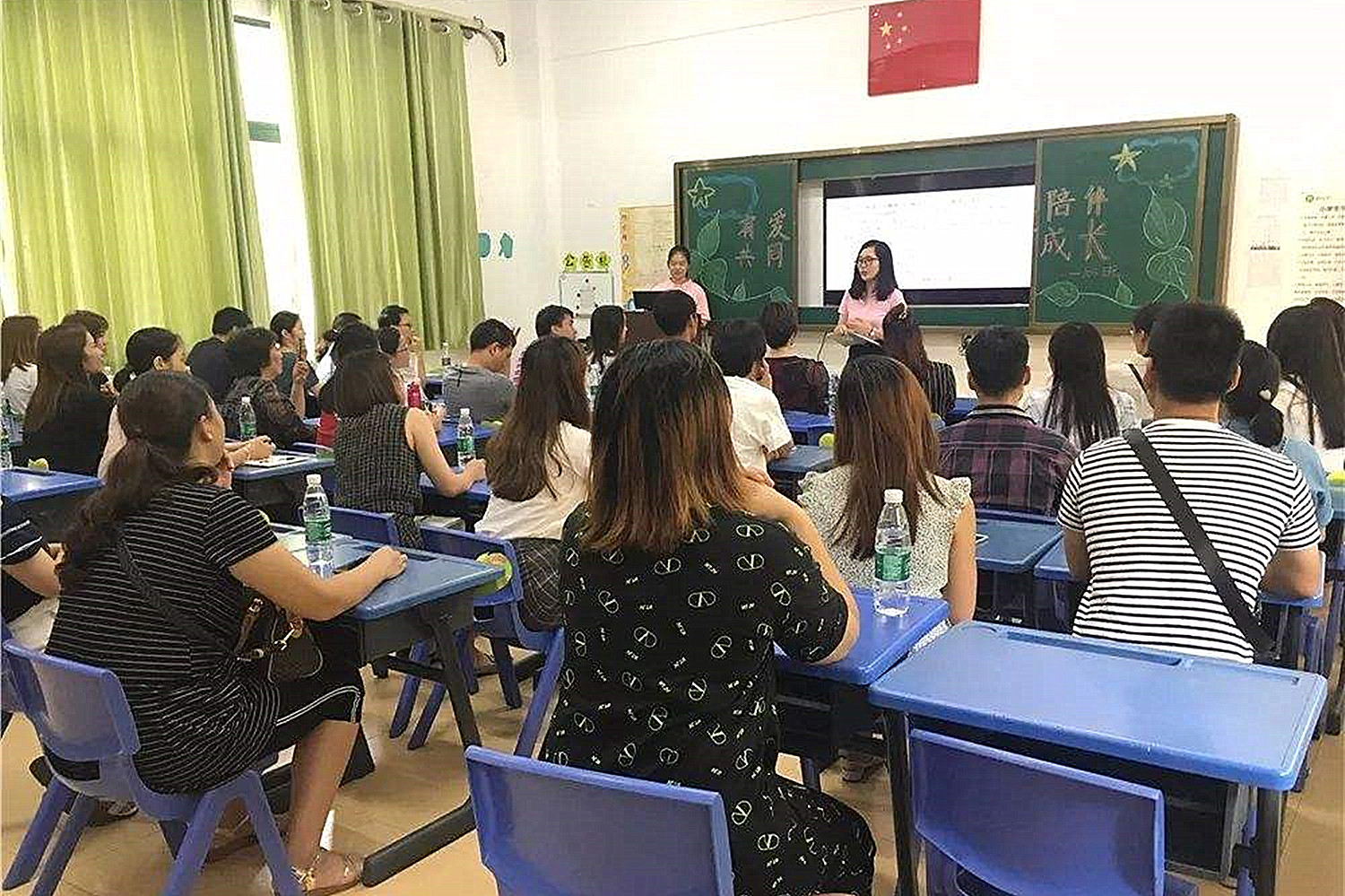 开家长会穿衣搭配图片图片