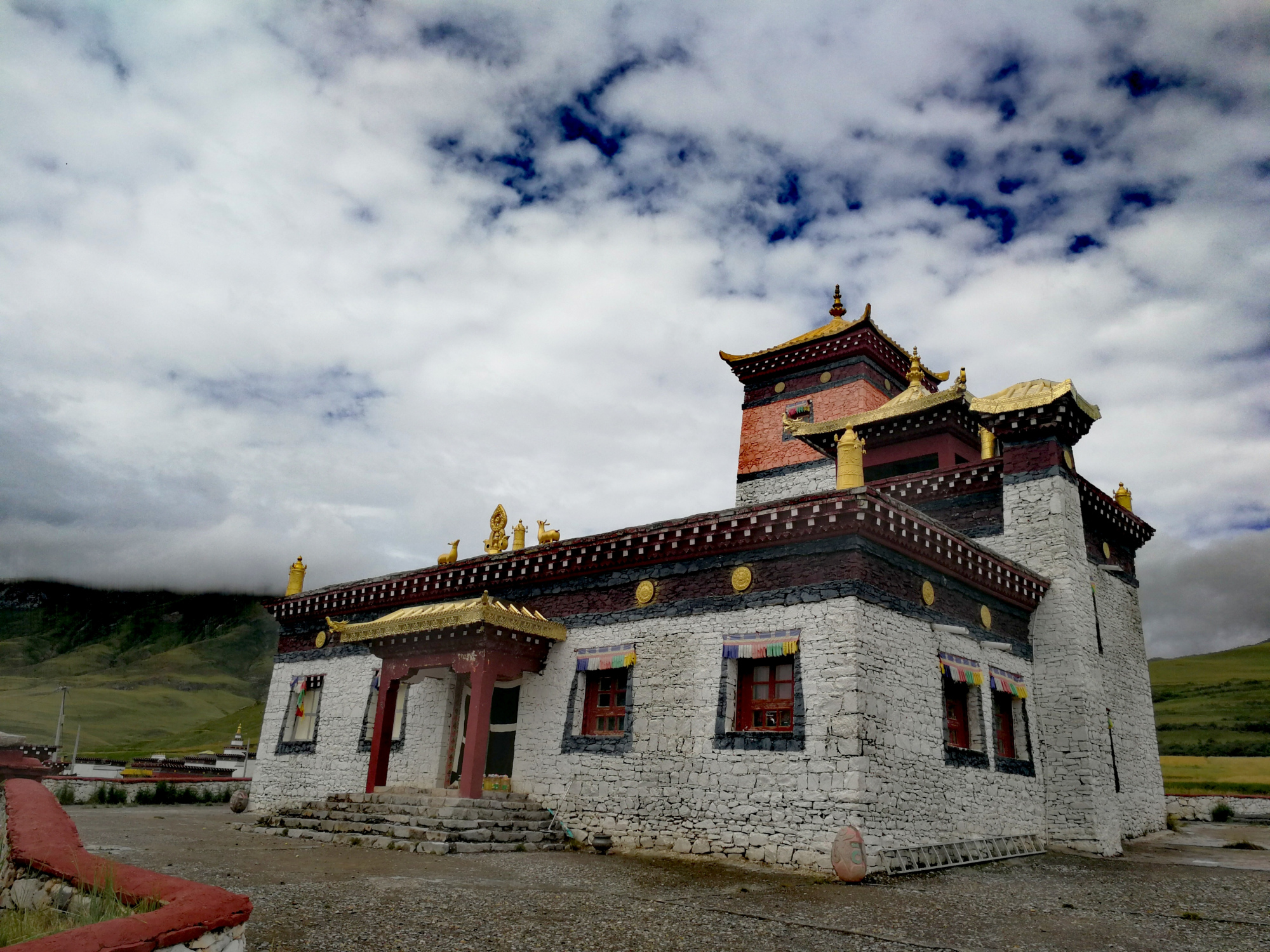 这里是中国寺院最多的县,被称为玉树小江南,风景很美也很安静!