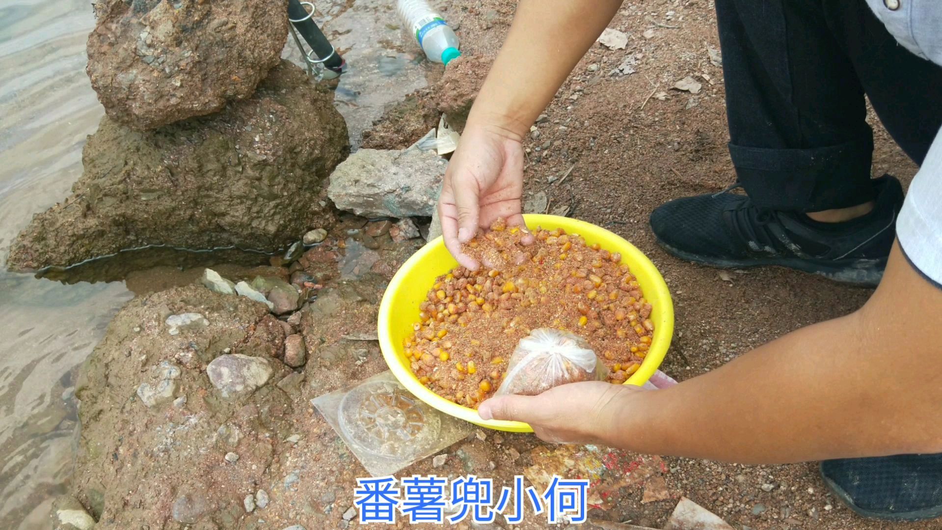 海竿钓鱼没有打窝船,怎么打窝,1毛钱一个的塑料袋就能轻松解决