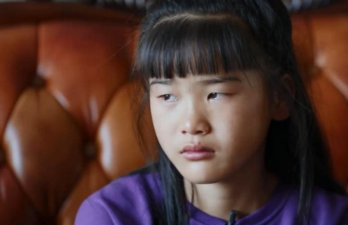 变形计:变形结束,农村女孩不舍哭泣,却被网友质疑不舍城市生活