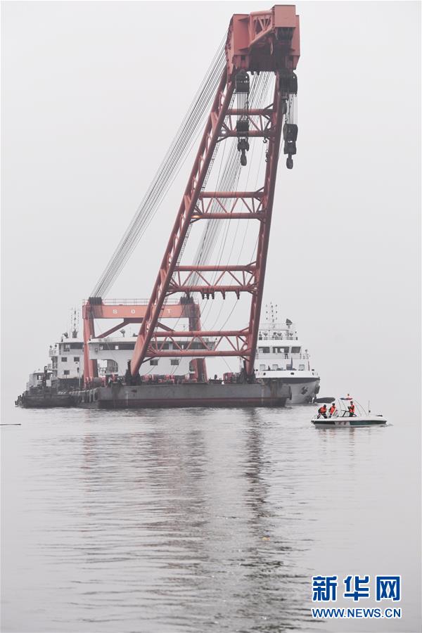 重庆万州公交车坠江事故救援工作继续进行