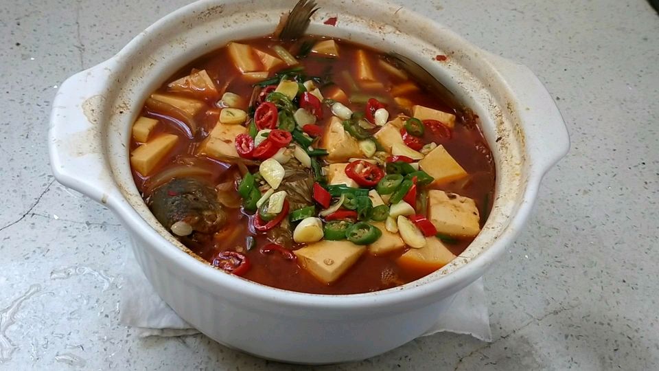 砂锅炖鲫鱼 加入豆腐比鱼肉还鲜美 简单又方便