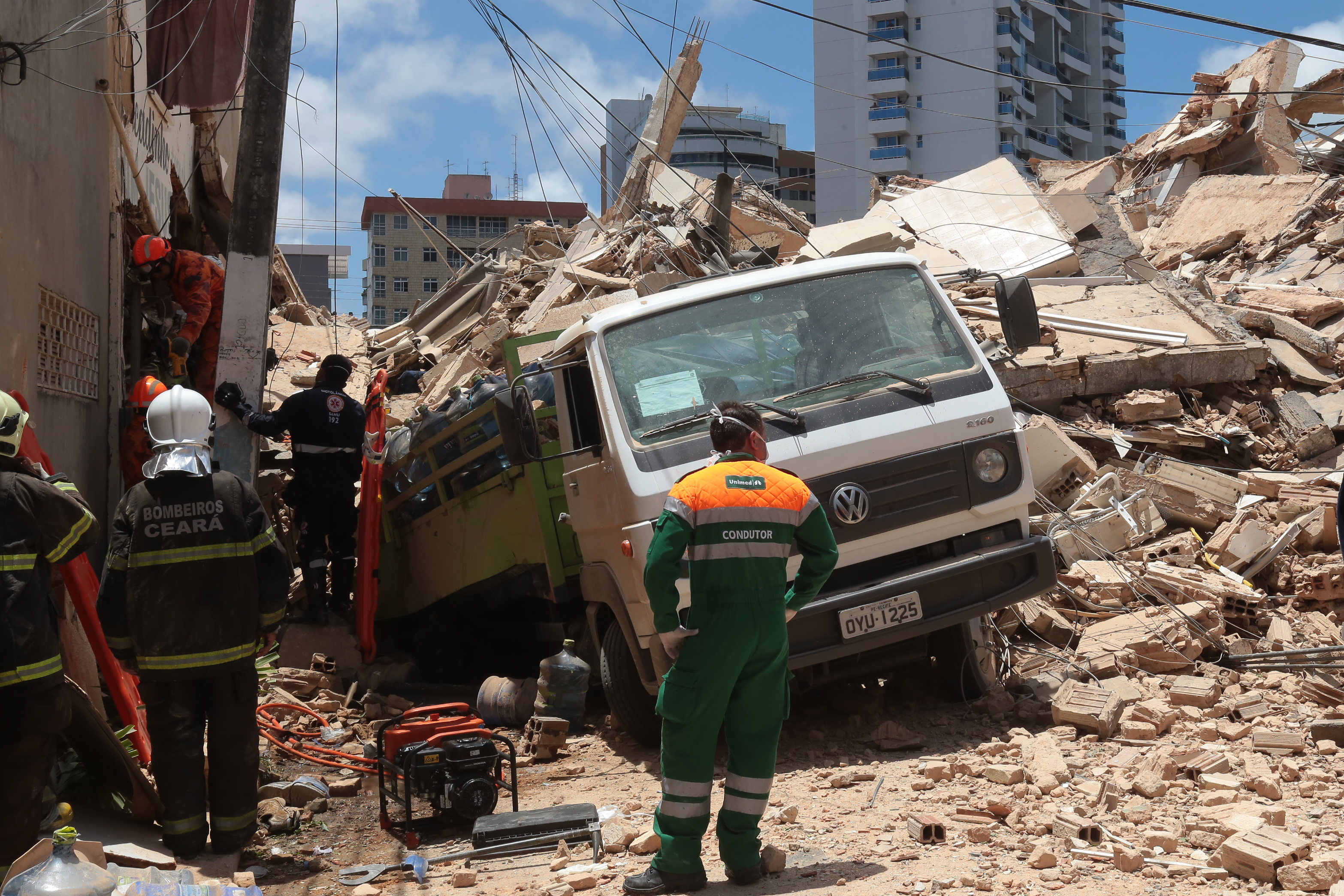 巴西东北部一居民楼坍塌致1人死亡(2)
