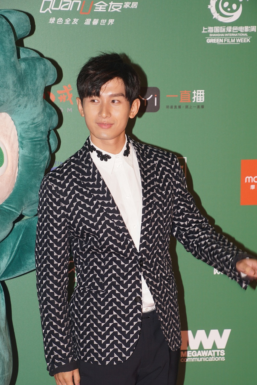 成毅好瘦啊 就是这衣服有点像女装#暮春谷雨# #我要上热门