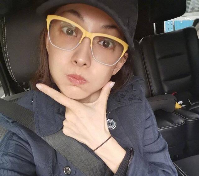 46岁牛莉素颜照曝光,古灵精怪依旧似少女