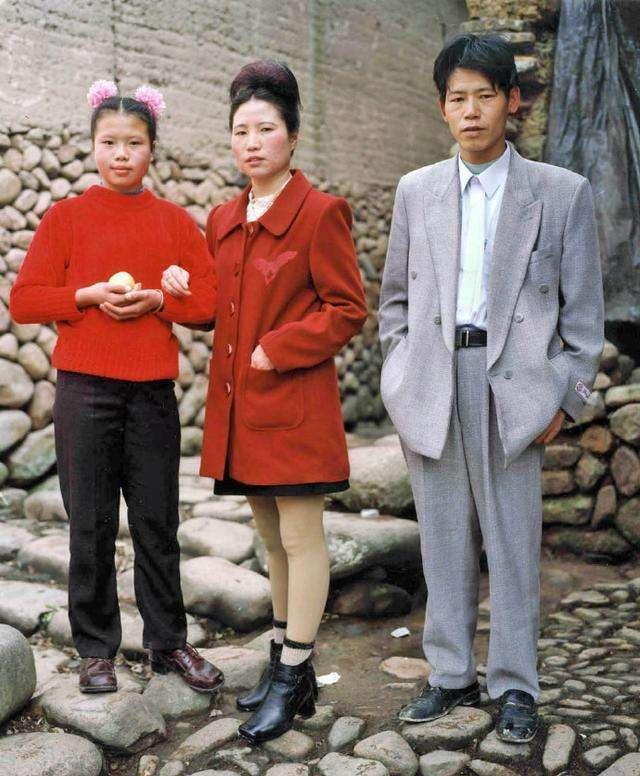 1990年过年,进城打工的那群人都回来了!图五姑娘还挺时尚