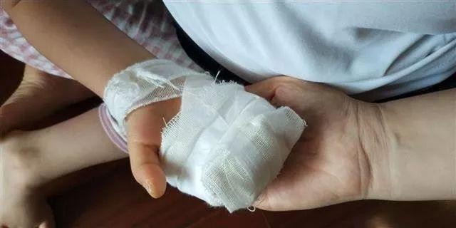 监控拍下可怕一幕!5岁小女孩在培训机构上课时,突然被课桌砸中!