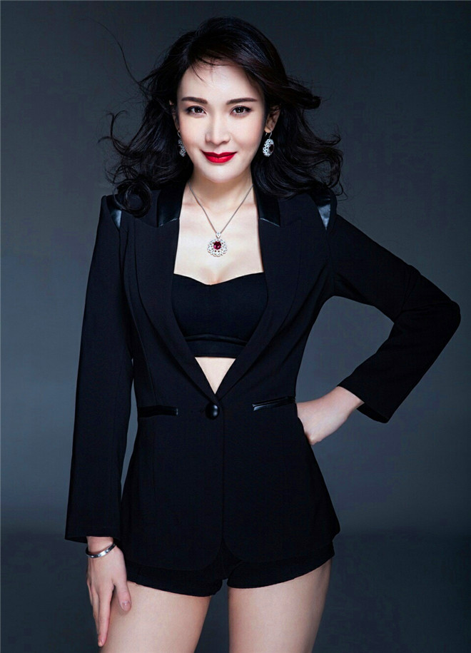 她在《我为儿孙当北漂》饰演丁克女冯丽丽,在现实中优雅清纯!