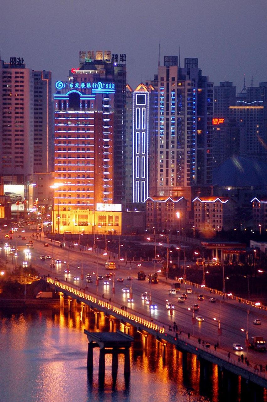 接下来,我将从以下几个方面来描述长春的夜景: