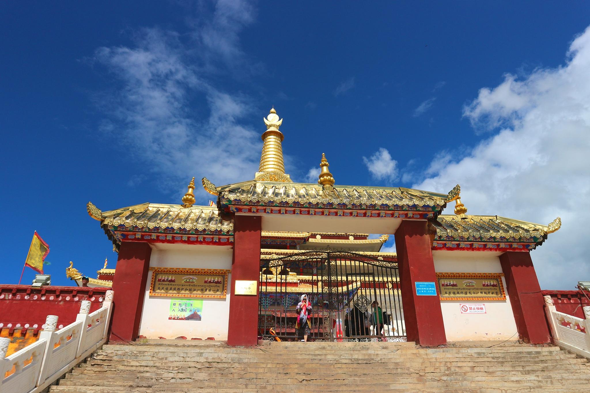 色达金马草原上的东嘎寺,亲历活佛摸顶赐福