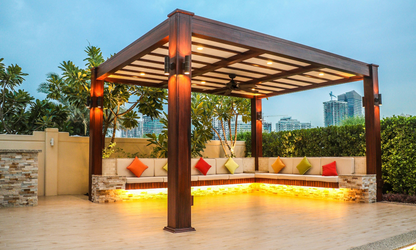 庭院案例:有竹子围墙,棕色碳化木廊架和文化石喷水池的私家花园