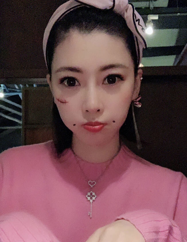 国足曝丑闻?上港门将颜骏凌与妻子离婚,球迷:别蹭中超冠军热度