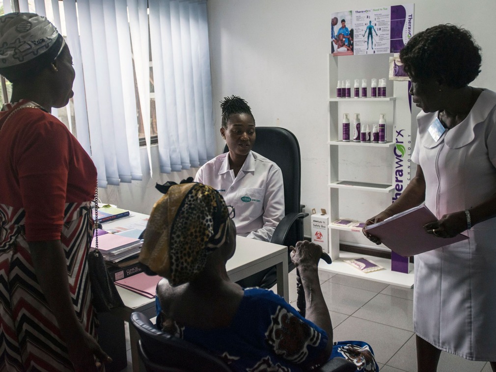 非洲掀起"美白风" 女性冒毁容风险也要变白