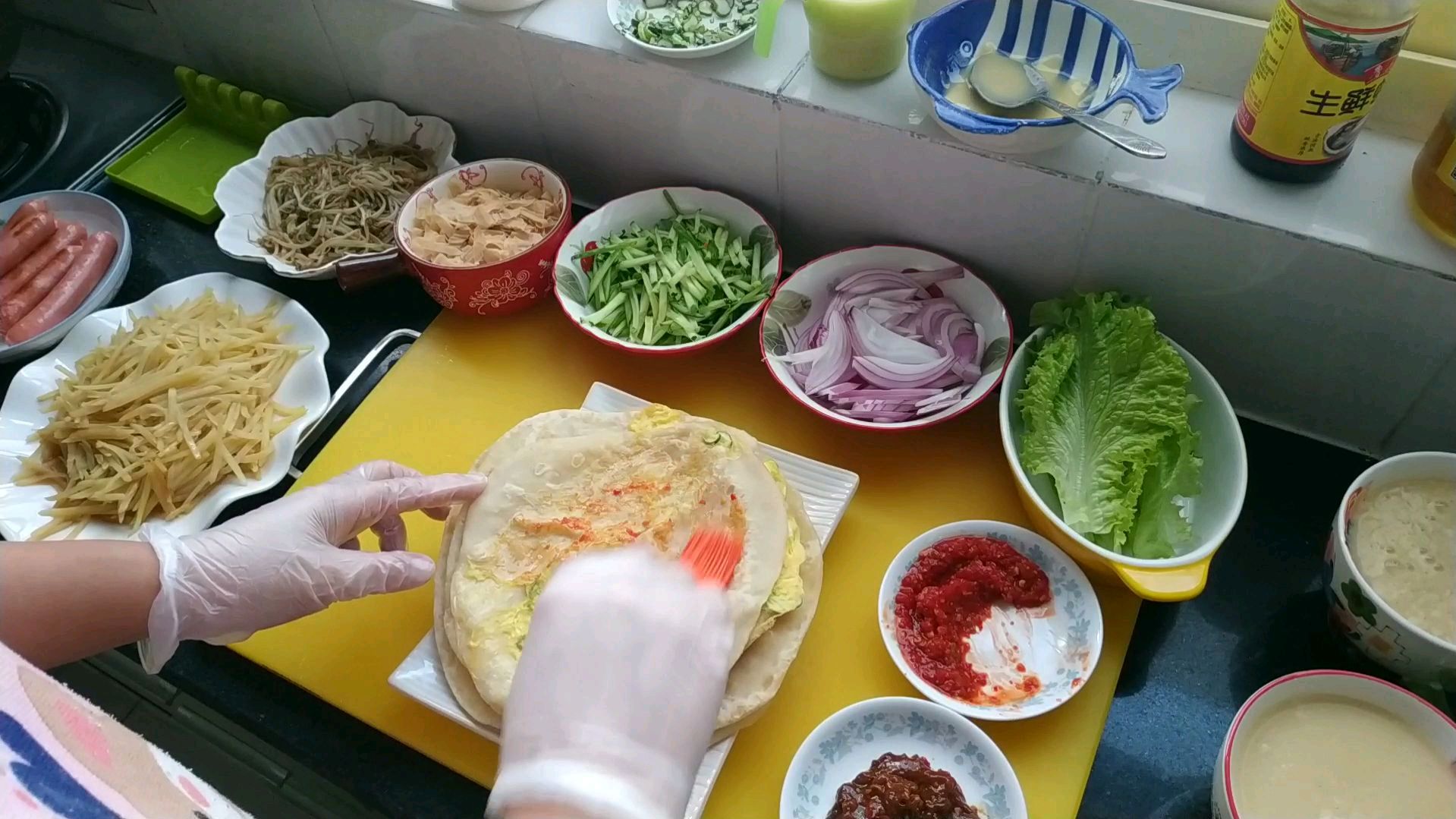 用新买的平底锅做鸡蛋灌饼,个个鼓大泡,夹上肉和菜,真香!