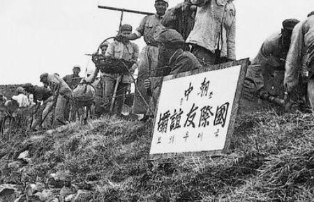 張崇岫於1950年冬參加抗美援朝戰爭,擔任中國人民志願軍第九兵團政治