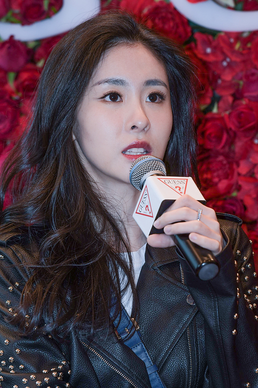 张碧晨现在工作都会把孩子带身边,她倒是一点都不担心孩子她爸会对