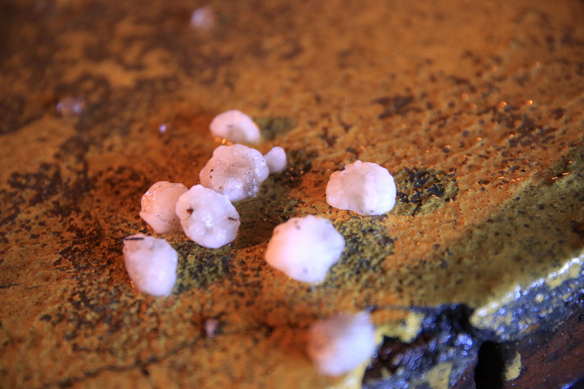 黑龙江下起了冰雹!