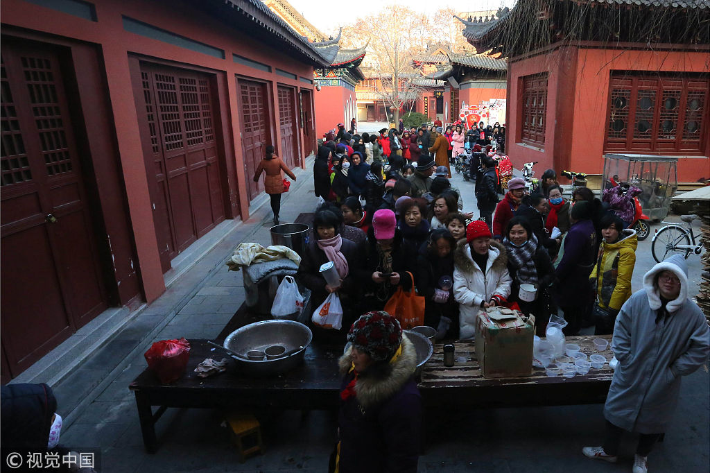 江苏淮安慈云寺腊八节免费施粥 吸引市民品尝祈福