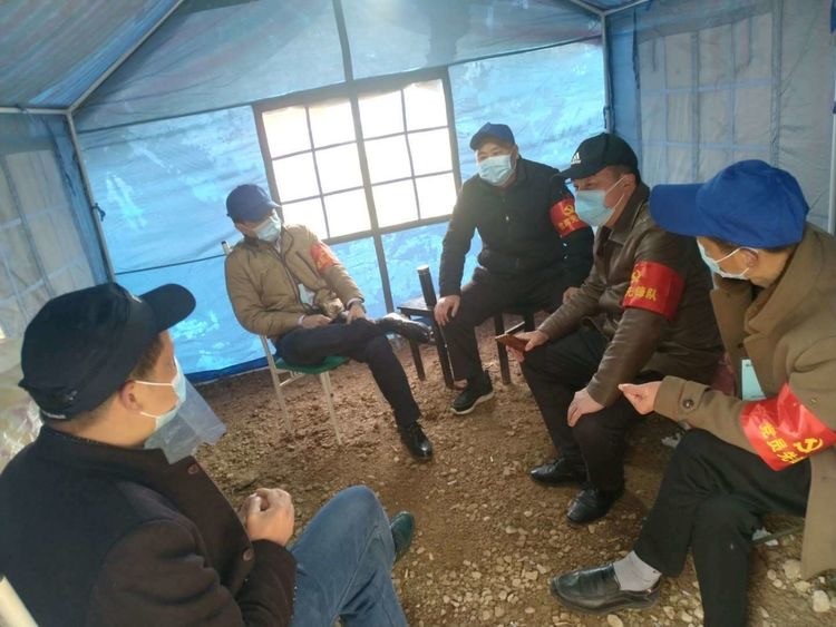 武汉新洲二中党员干部下沉仓埠街持续抗疫 勇当先锋