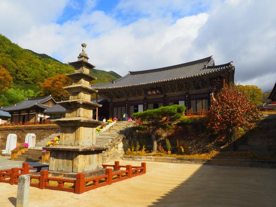 韩国乡下邂逅的一个寺庙,石塔雕刻造型类似中国古代门神!