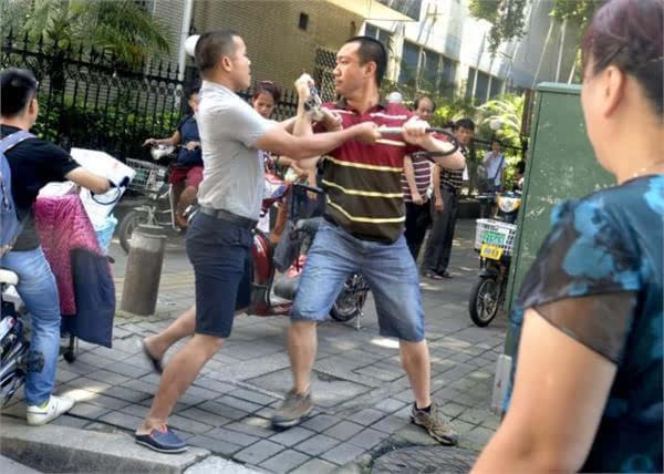 33岁离异女同时交两男友,深夜因为一个电话当着警察面打架