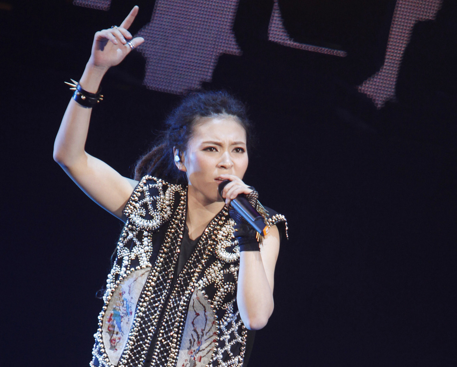 黄绮珊,一个华语乐坛的实力派女歌手,近日在采访中坦言没有孩子是她的