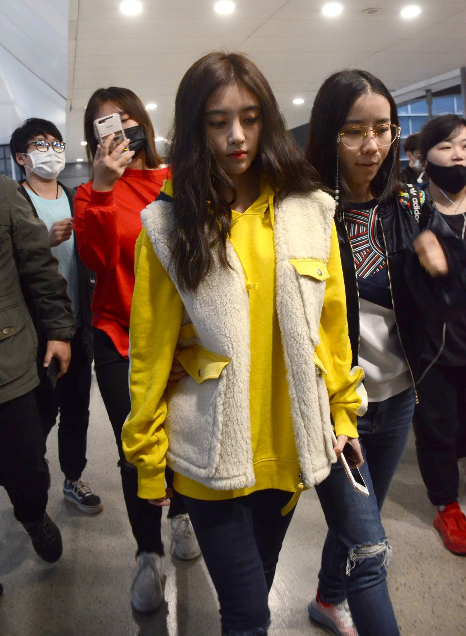 鞠婧祎穿毛绒马甲内搭黄色卫衣现身机场皮肤白皙