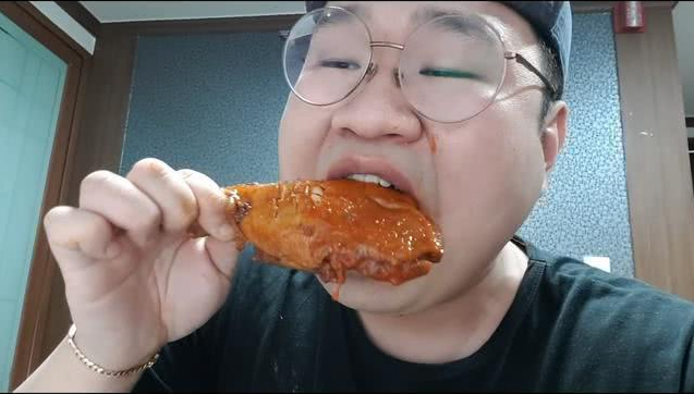 "闭眼哥"吃播火了,因"表情"吸粉20万,网友:爱上沉醉眼!