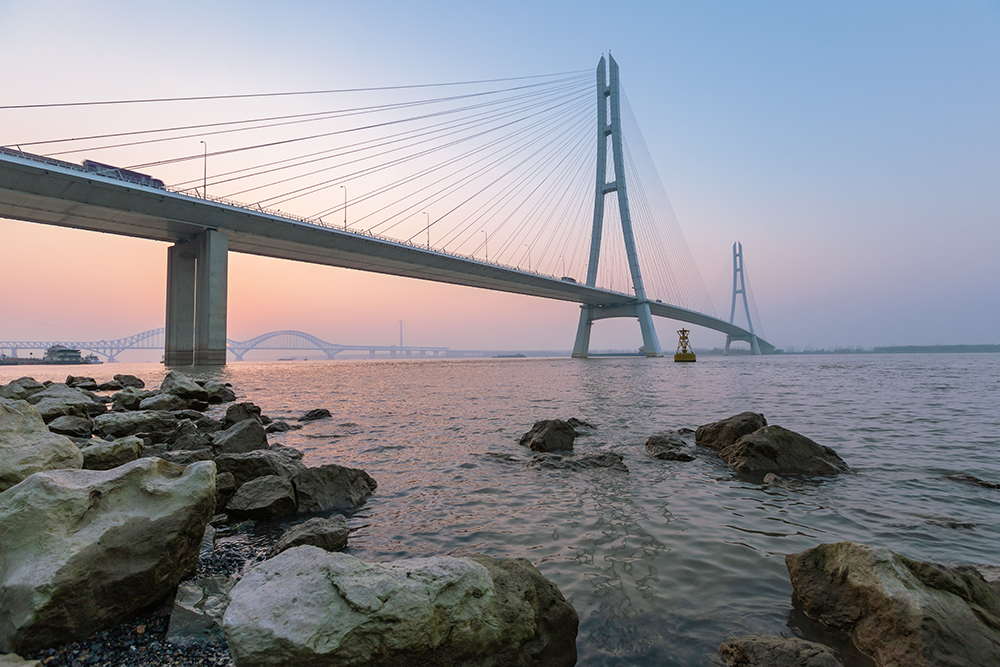 世界第一座弧线形钢塔斜拉桥 原来在这里