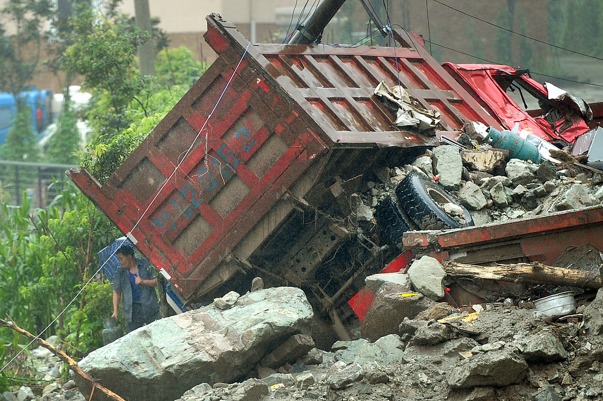 重型自卸车侧翻致建筑物倒塌,四死一伤引起全国关注!