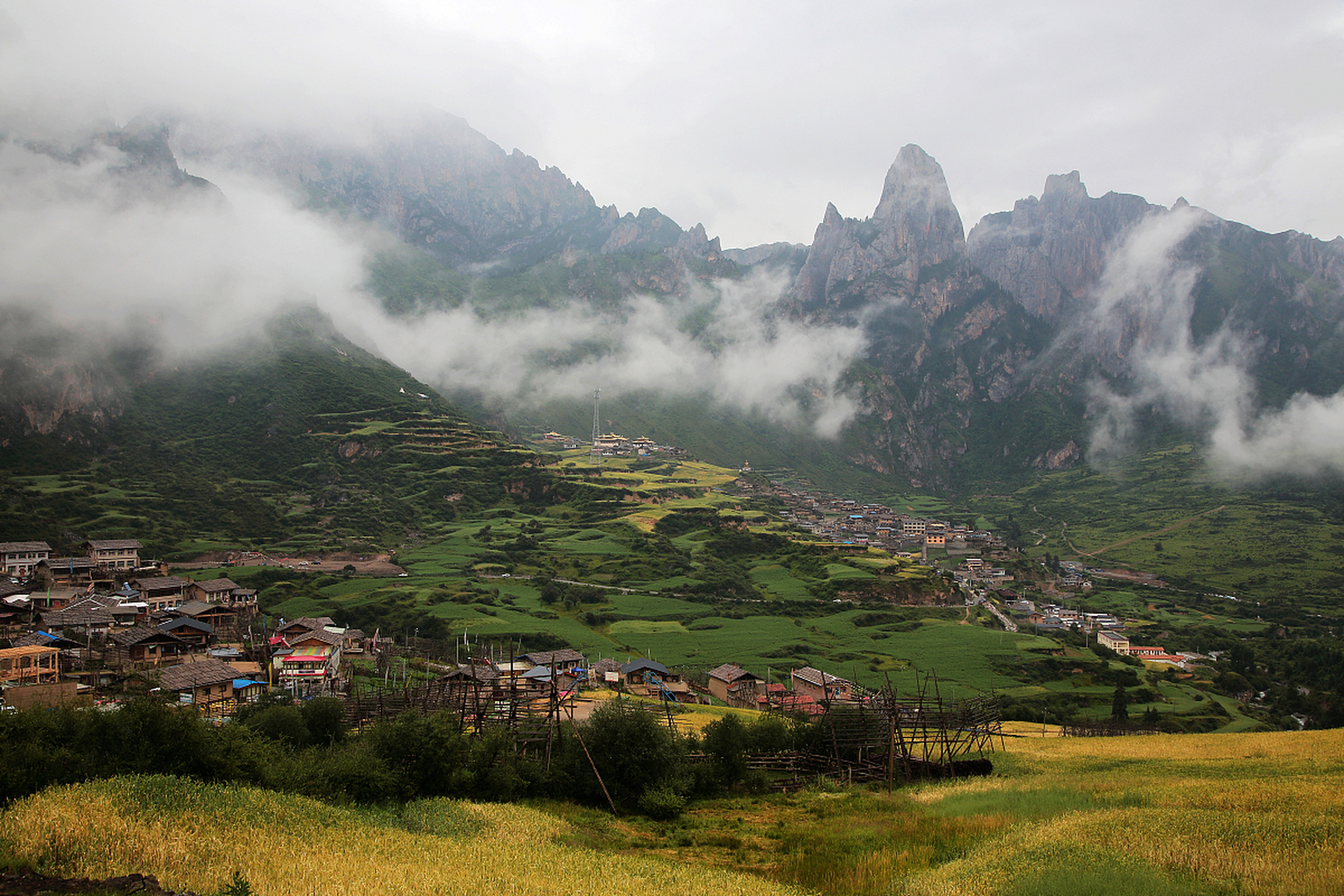 扎尕那位于甘南州迭部县益哇乡,是隐藏在崇山峻岭中的一个藏族村落,半
