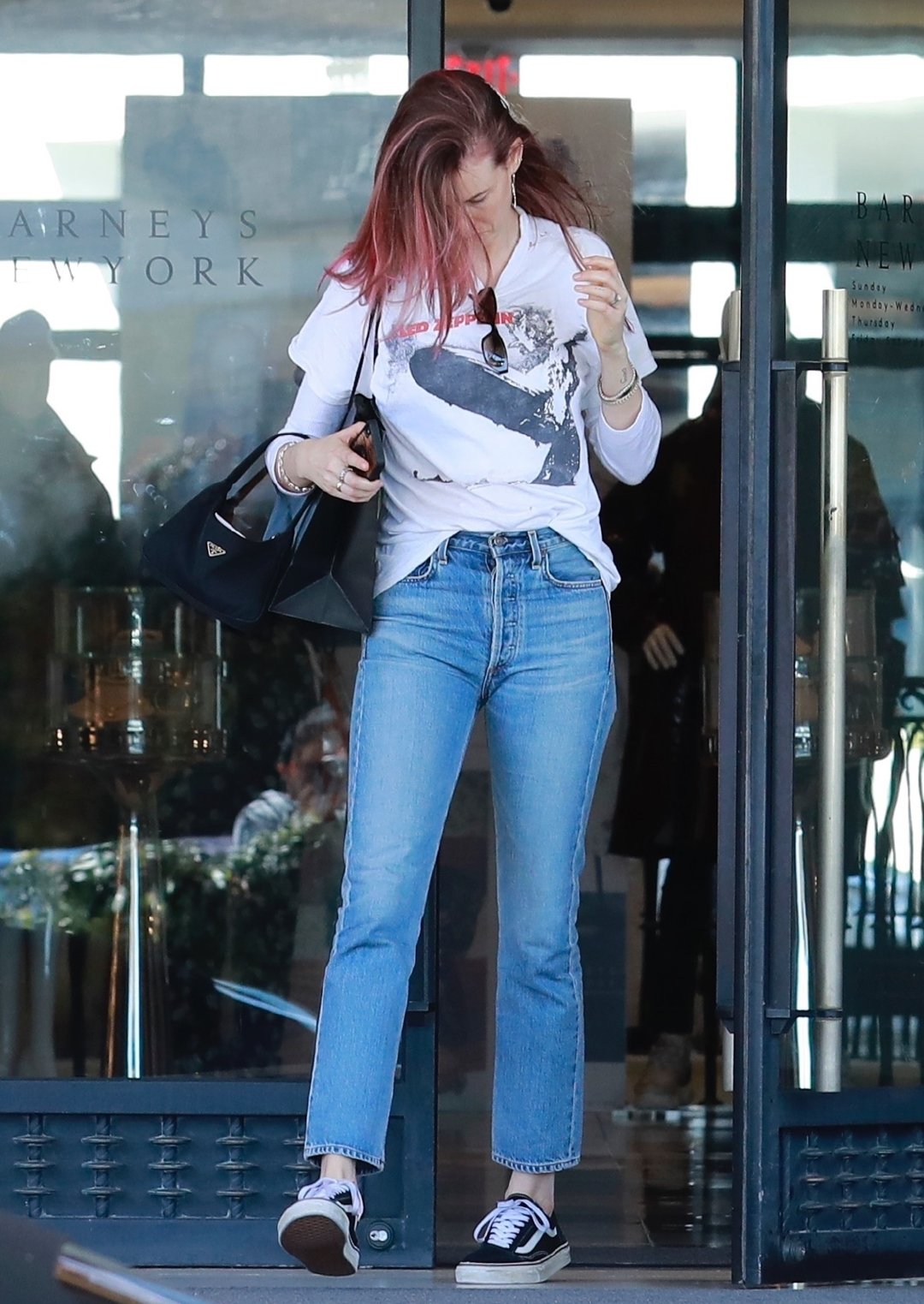 超模贝哈蒂·普林斯露behati prinsloo带着女儿在贝弗利山的barneys