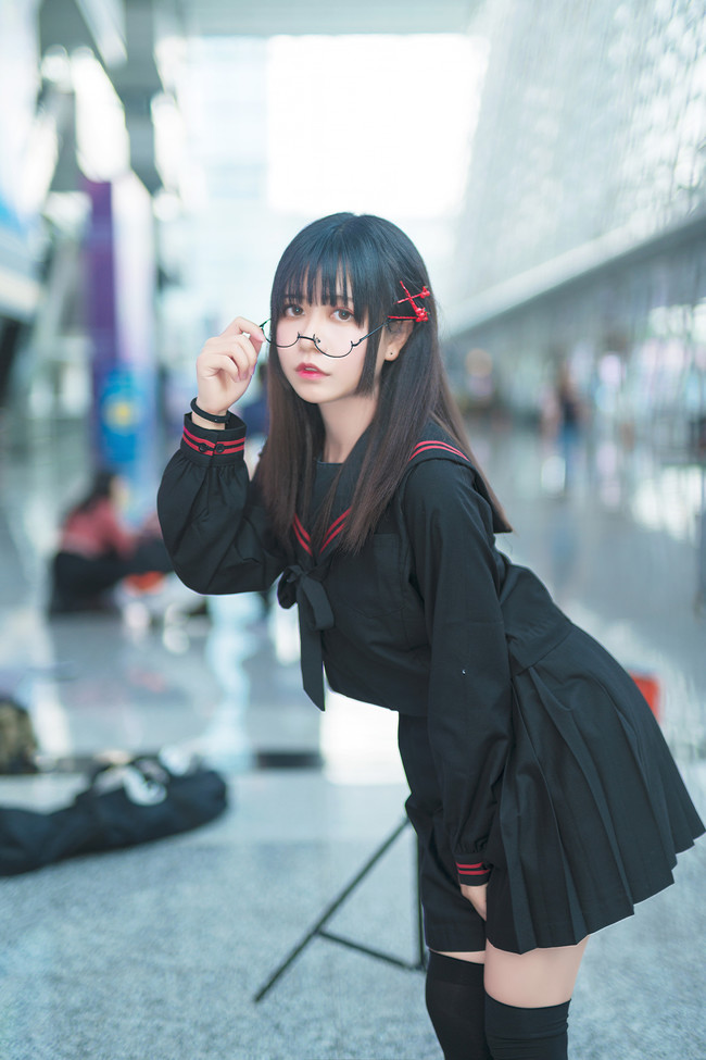 戴眼镜的小姐姐,是学习太认真了吗,黑丝美腿超可爱