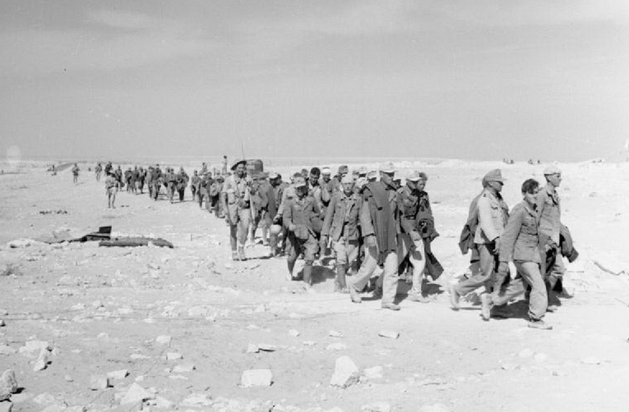 老照片:阿拉曼战役,被英军俘虏的士兵,脸上竟然洋溢着微笑