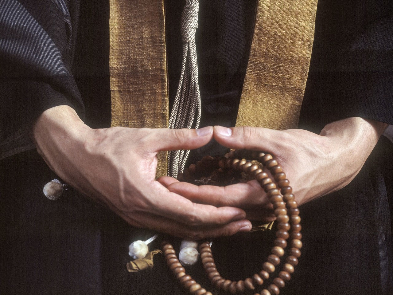 佛珠请到手,应该怎么佩戴?内行人:这些讲究不可不知