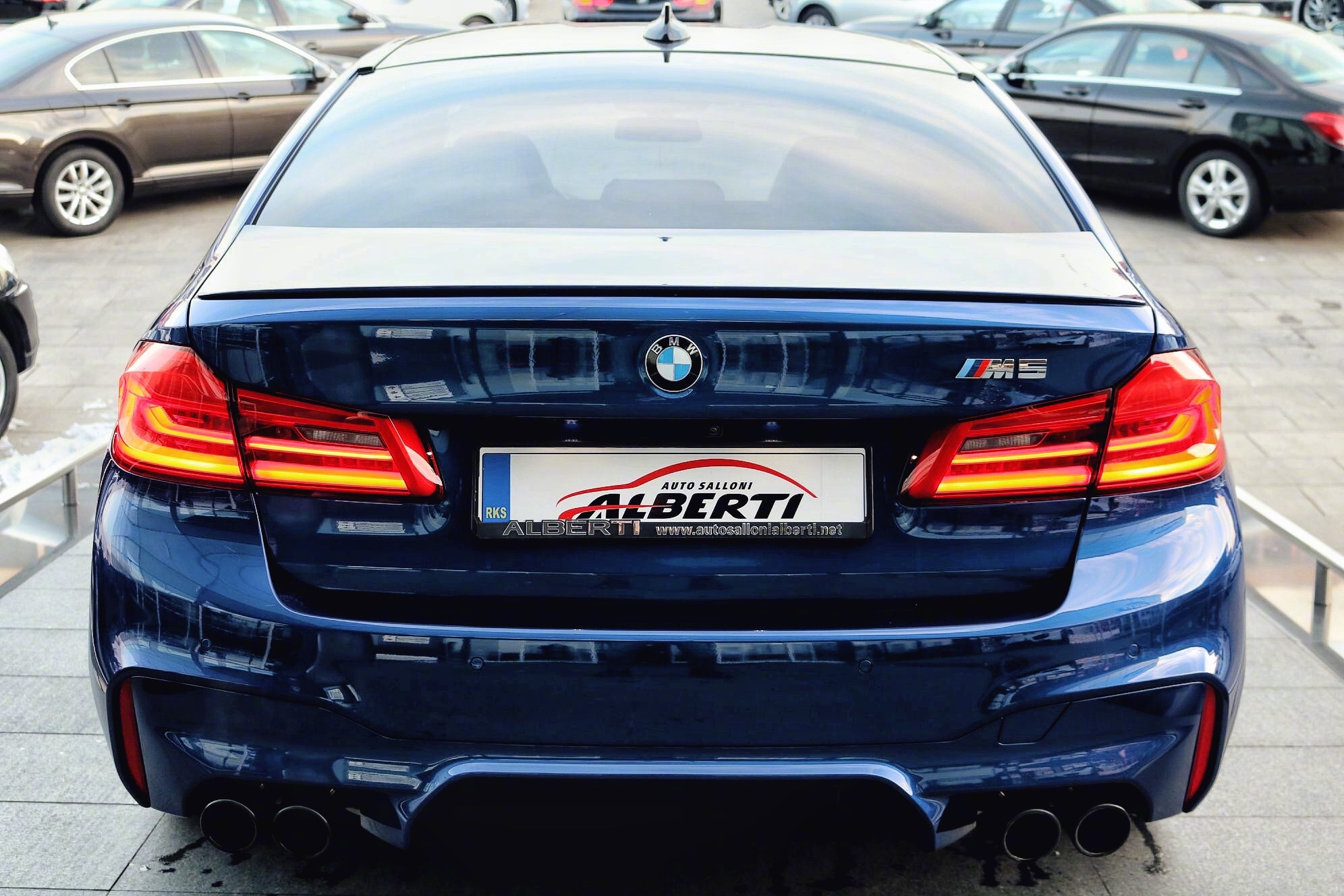 蓝色宝马m5一辆,在汽车二手市场它还比较受欢迎