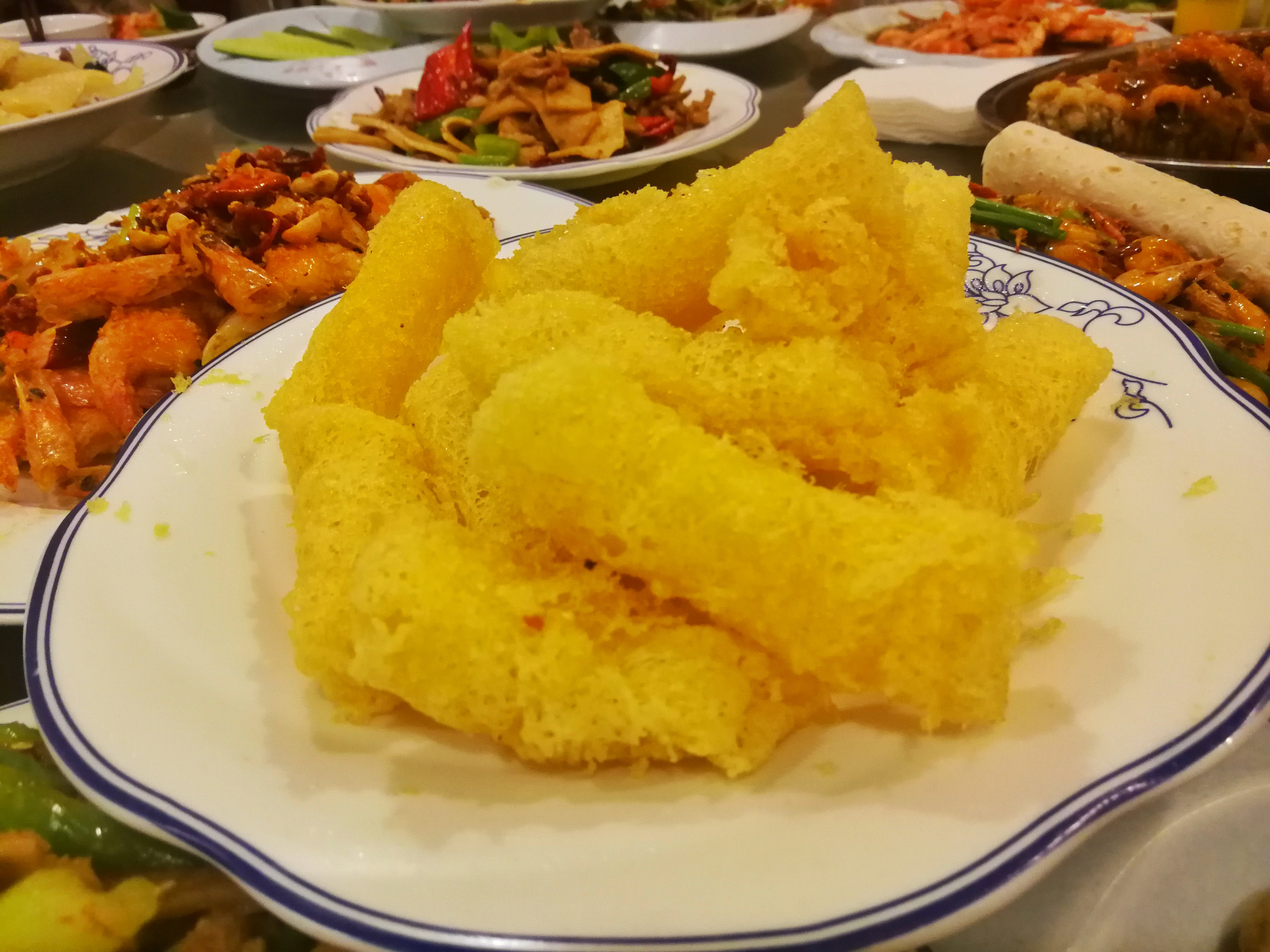 8道凉菜,15道热菜,农家院的团圆饭总花费588元,网友说:太值了