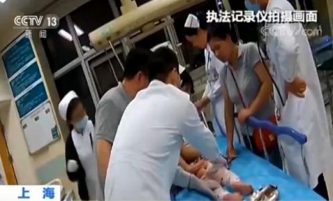 女童突然昏厥抽搐 民警警车开道救助送医