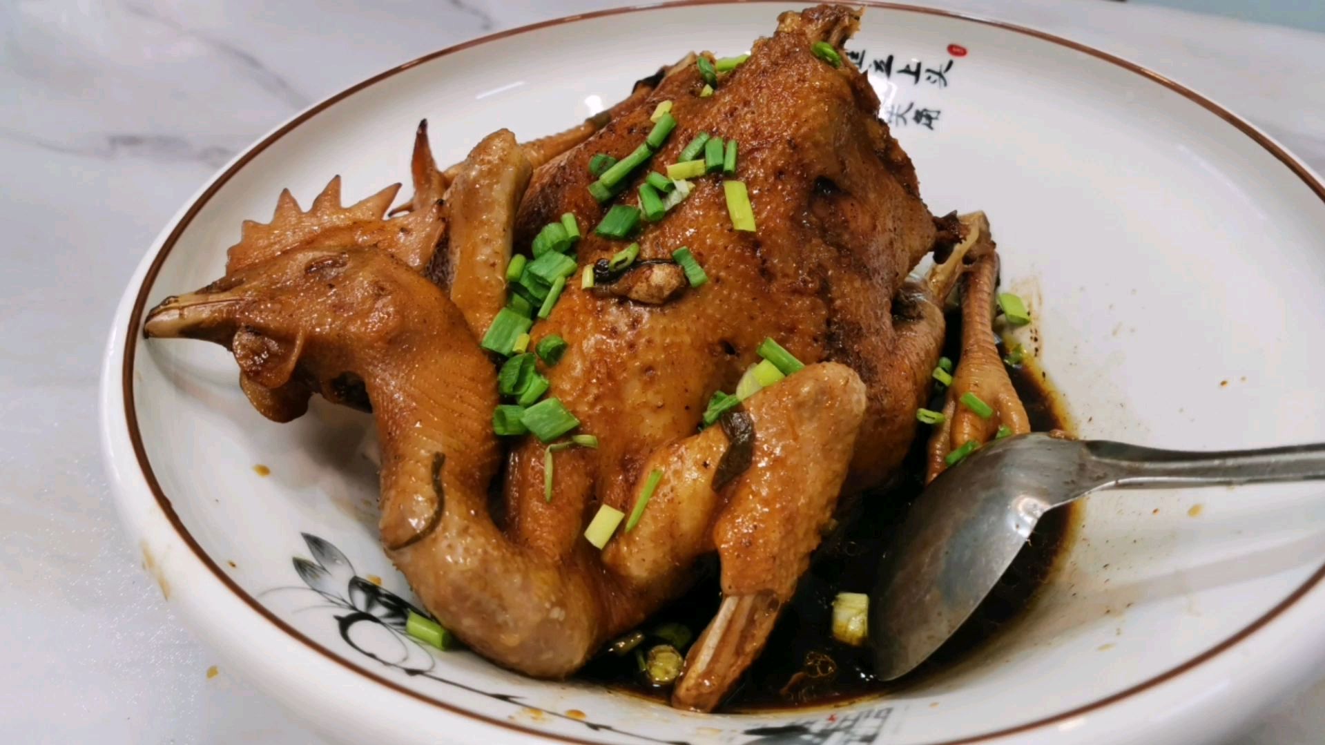 小伍哥今天推荐,红酒焖老母鸡。味道太好,值得一试