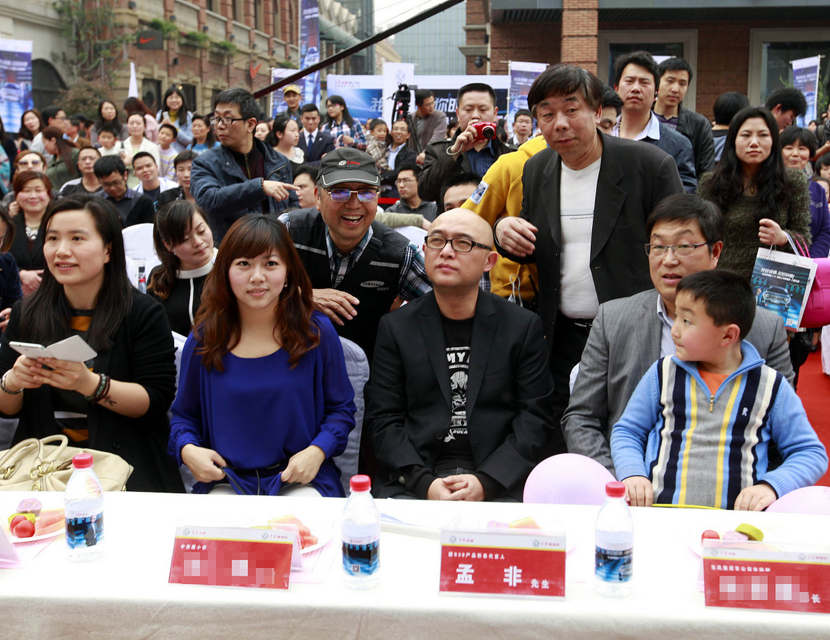一天夜里,孟非醒来发现妻子李雪正在偷偷翻他手机,于是假装睡着,第二