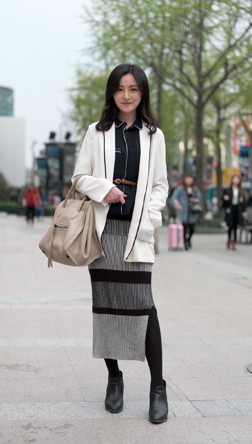 街拍:时尚小姐姐真会穿搭,温柔大方气质十足!