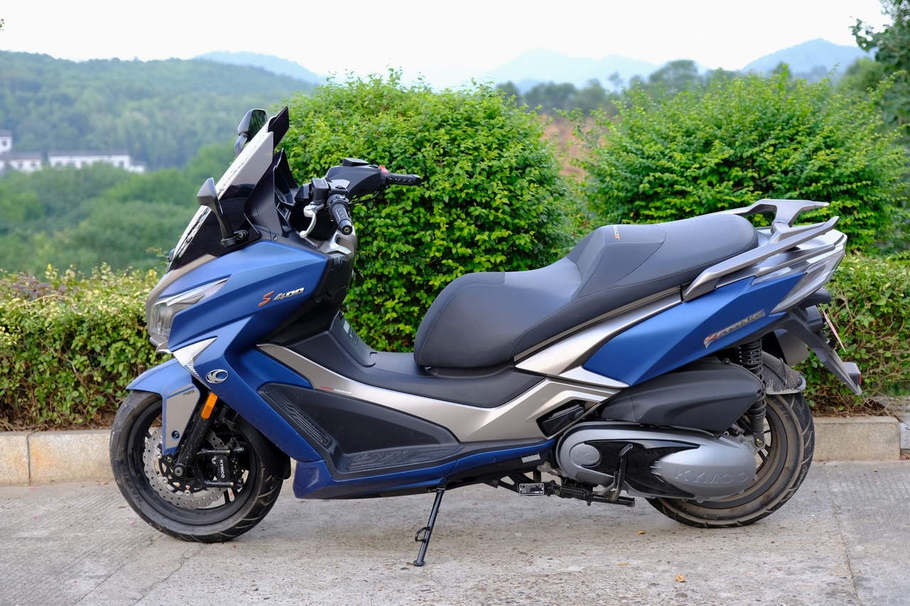 常州光阳中型踏板摩托车赛艇s400平稳舒适,最适用于长途摩旅