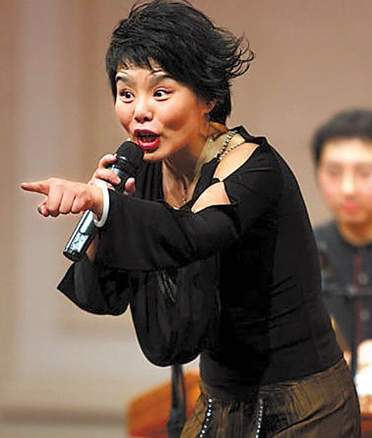 她远嫁异国他乡,被网友戏称为中国神曲之母,如今过的如此幸福