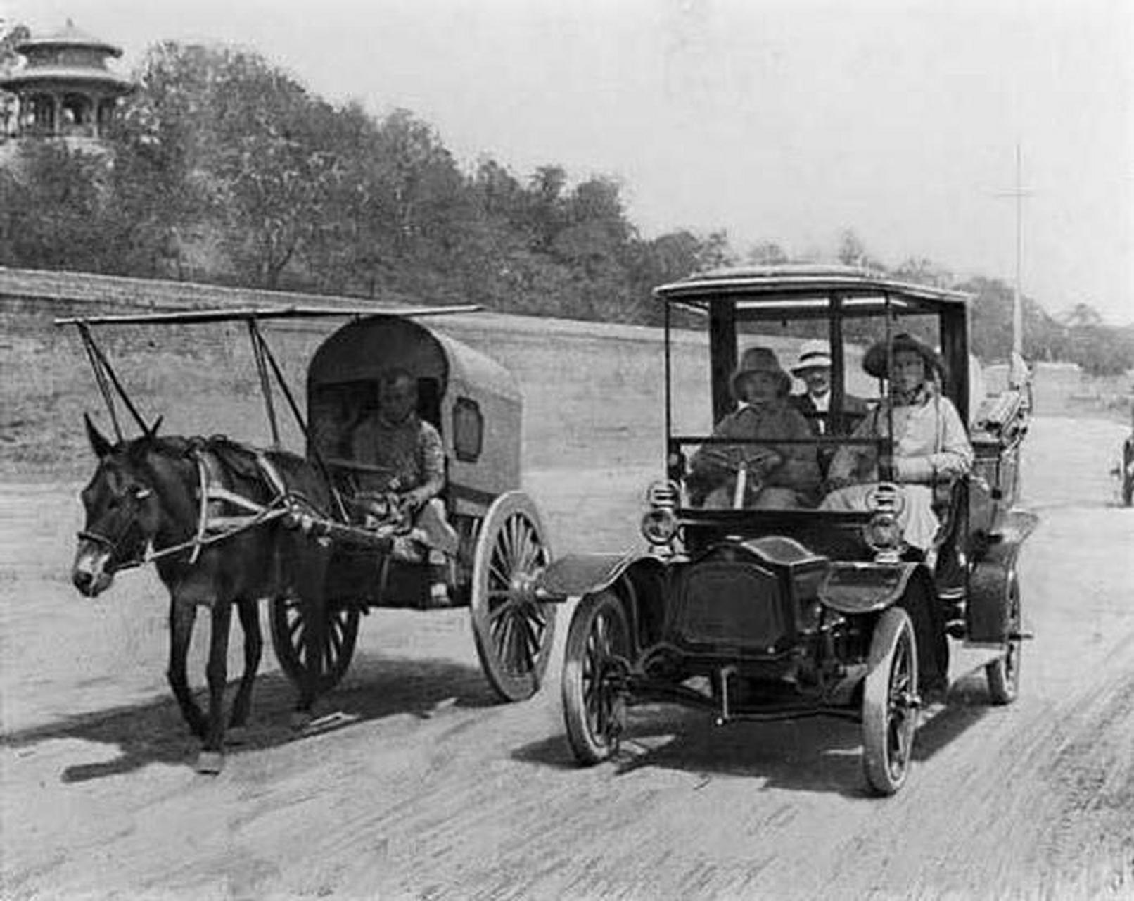 清朝末年,马车与汽车.这一对比挺气人的,农业社会与工业社会的对比.
