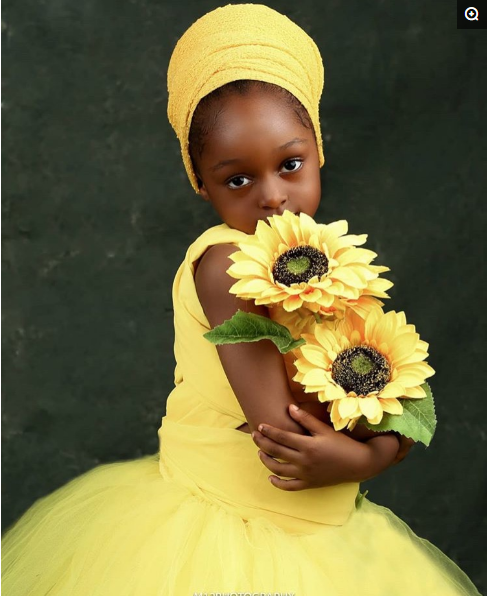 五岁,她被网友称为世界上最美丽的孩子,被誉为非洲的芭比娃娃